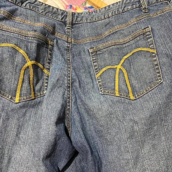 LADIES LIZ CLAIBONE JEANS gently used - Picture 3 of 6